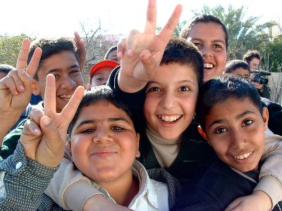 800px-Iraqi_boys_giving_peace_sign
